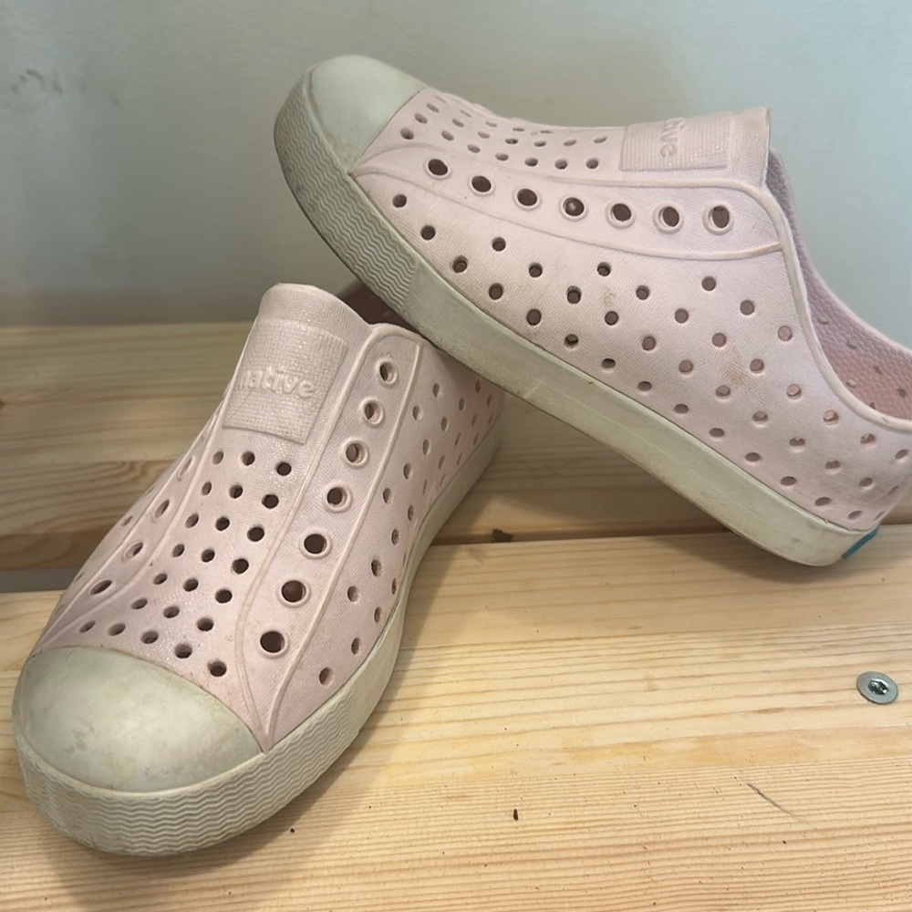 Native kids light pink shoes